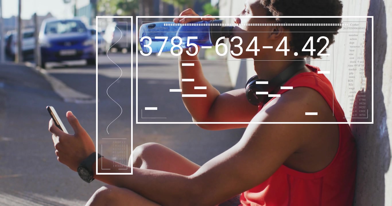 Animazione di elaborazione dati su un uomo afroamericano che beve acqua durante una corsa in città