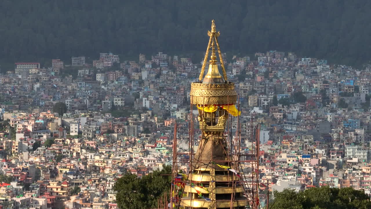 swayambhu stupa pinnacle, katmandu, nepal fue filmado con un dron.