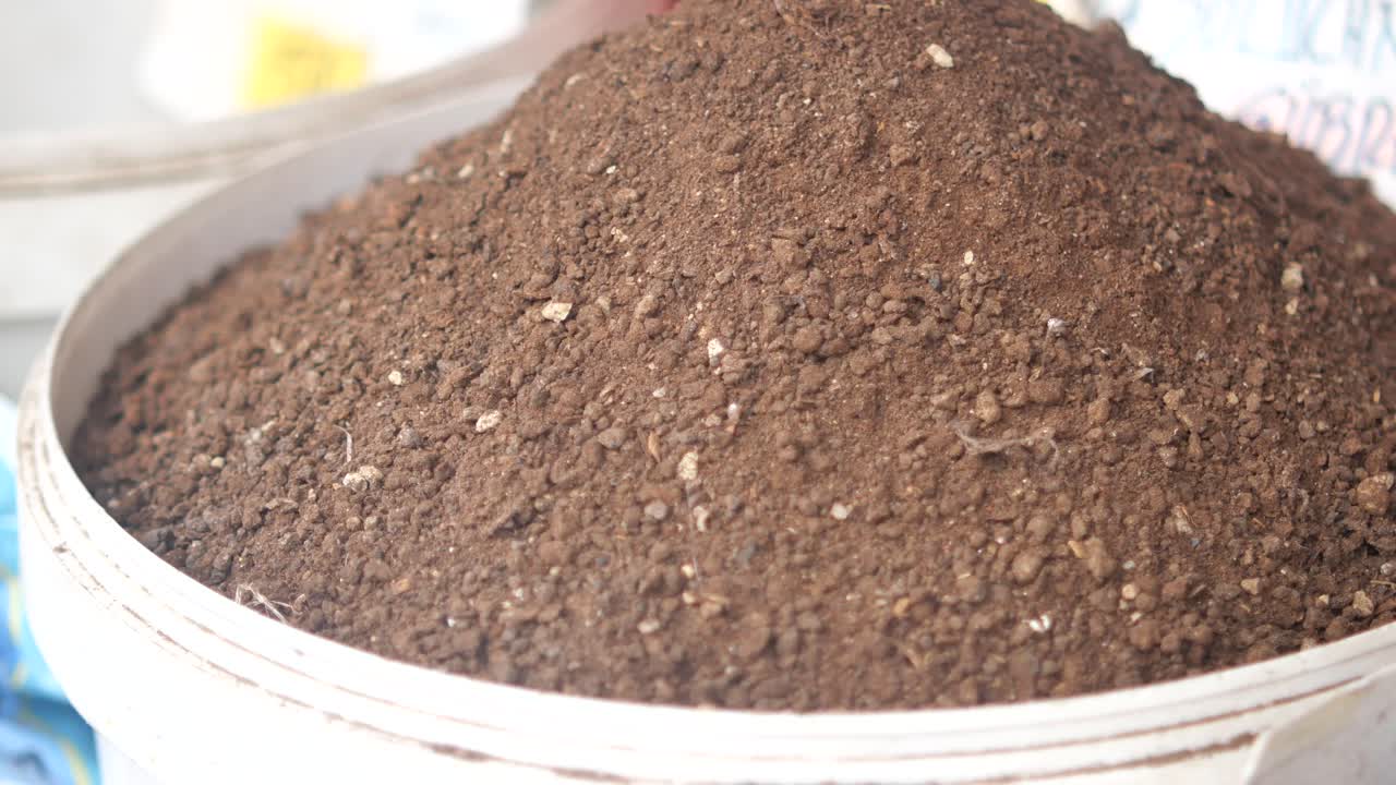 Cumulo di terra in un contenitore