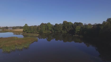 An-Einem-Sonnigen-Morgen-Vorwärts-über-Den-Gewundenen-Fluss-Fliegen-1