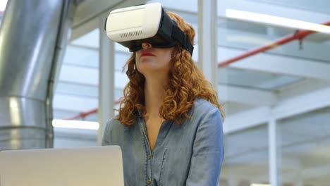 Geschäftsfrau-Nutzt-Virtual-Reality-Headset-Am-Schreibtisch-4k