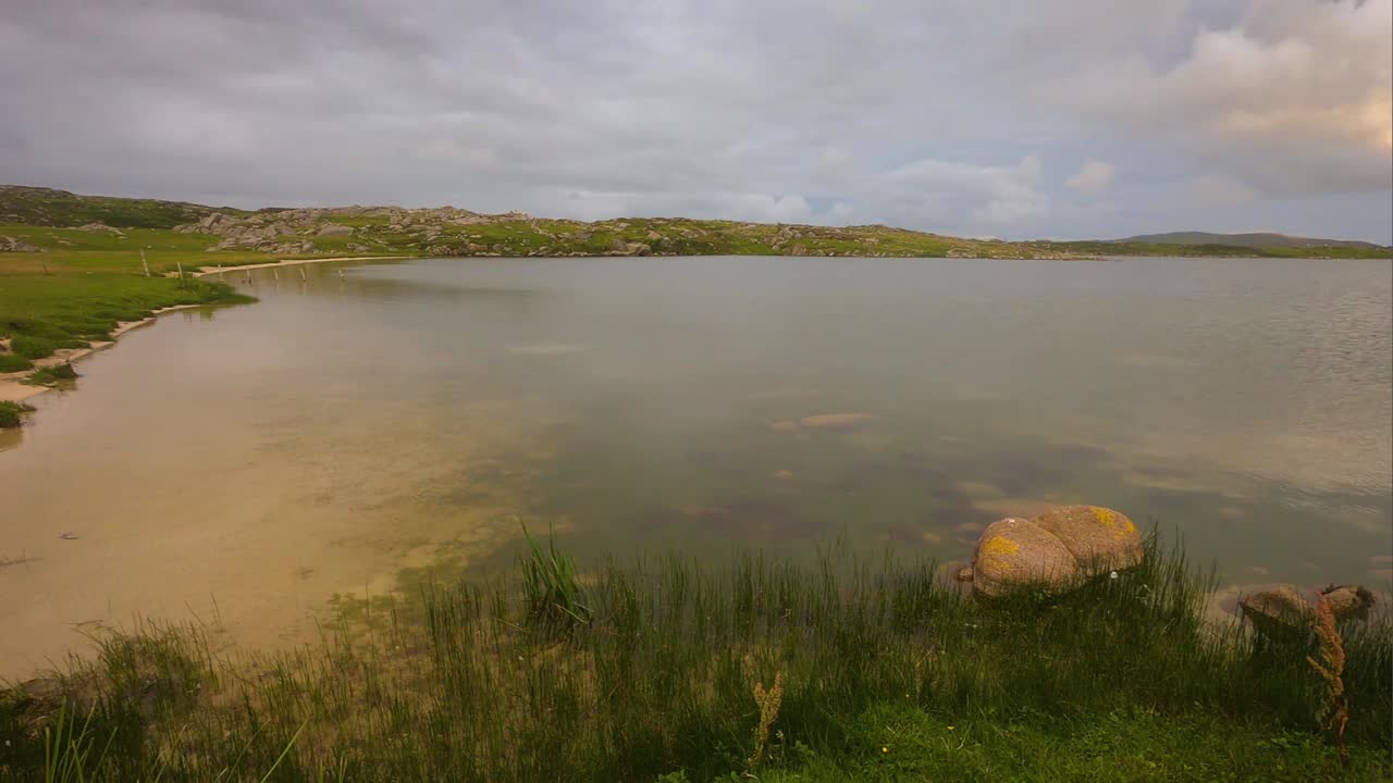 paisaje de la costa de irlanda. isla omey timelapse