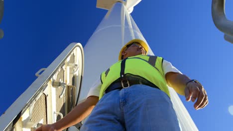 Männlicher-Ingenieur-Steht-Auf-Einer-Windmühle-Im-Windpark-4k