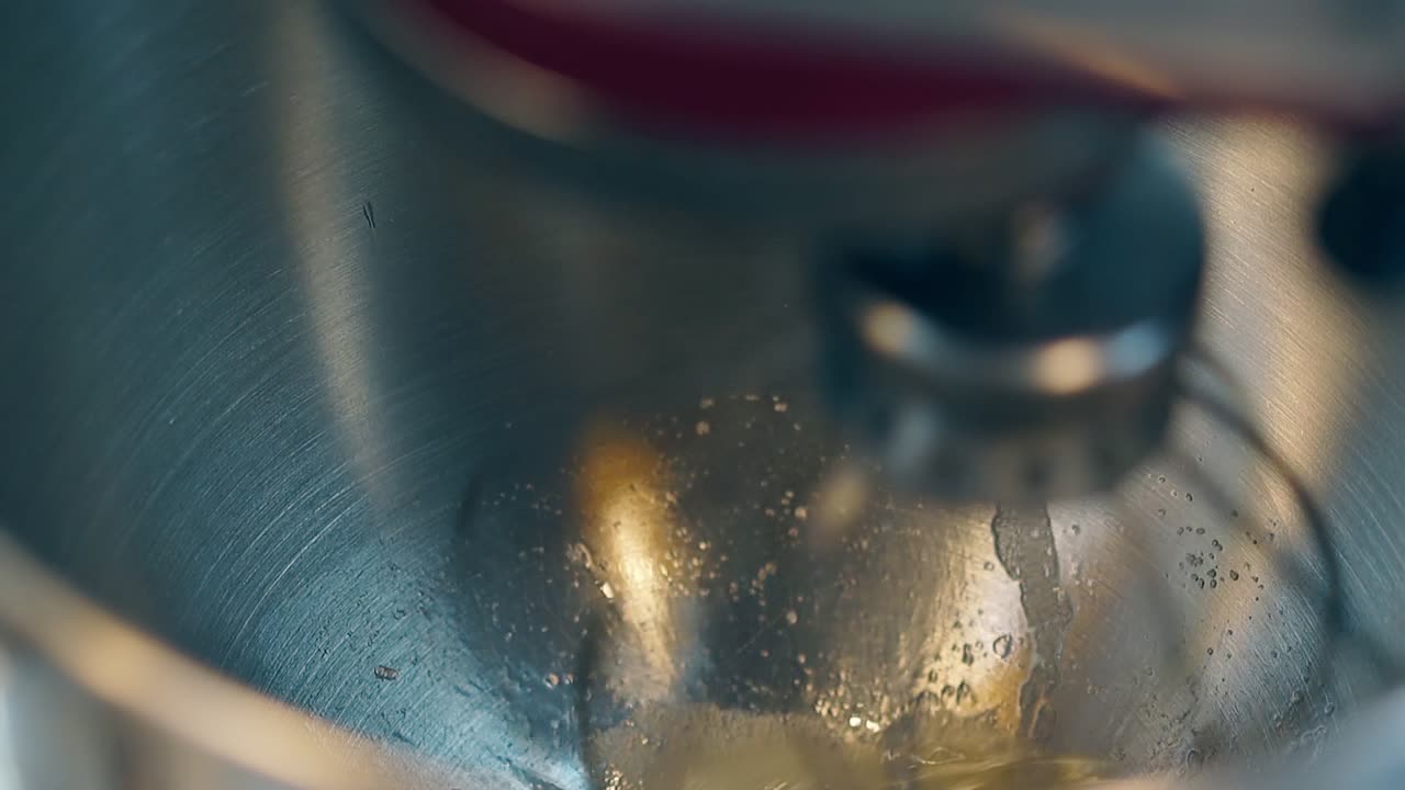 el mezclador mezcla huevos y azúcar en un tazón para preparar crema de pastel