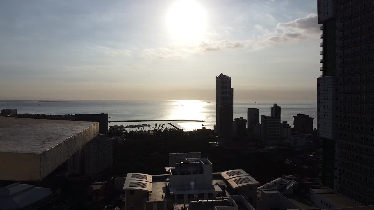Pôr do sol sobre uma cidade costeira