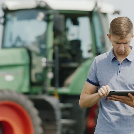 Un-Joven-Agricultor-Caucásico-Está-Trabajando-En-El-Campo-Con-Una-Tableta