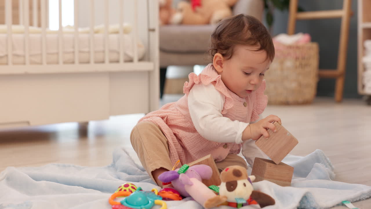 木製のブロックで遊ぶ赤ちゃん