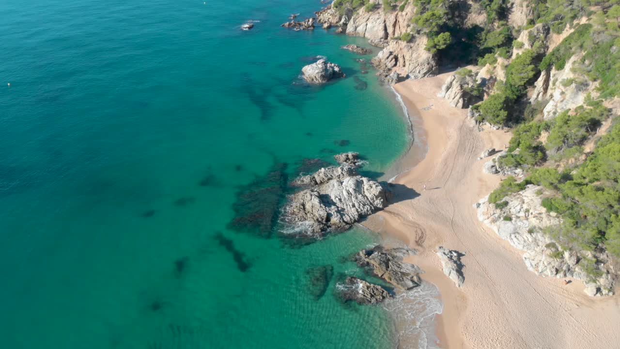 playa de la costa brava, dron aéreo, paraíso, verde turquesa - lloret de mar mediterráneo - españa