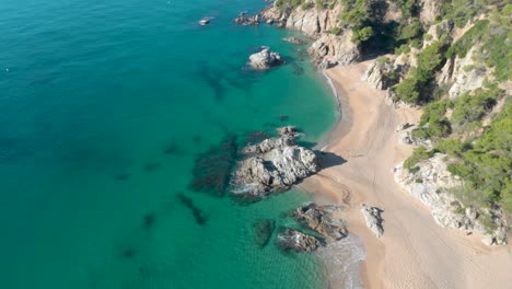 Costa-Brava-Strand,-Luftdrohne,-Paradies,-Türkisgrün---Lloret-De-Mar-Mittelmeer---Spanien