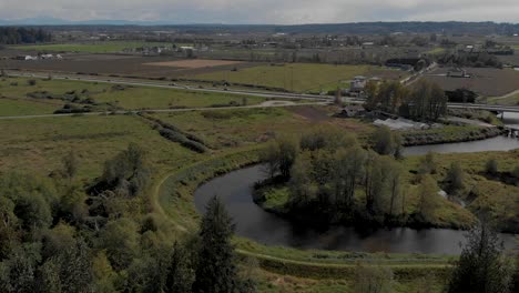 Drohne-4K-Aufnahmen-Cloverdale-Städtisches-Wohnen-Für-Bürger-Der-Mittelschicht-In-Zonen-Aufgeteilte-Stadtplanung-In-Der-Nähe-Eines-Geschützten-Lebensraums-Für-Flora-Und-Fauna