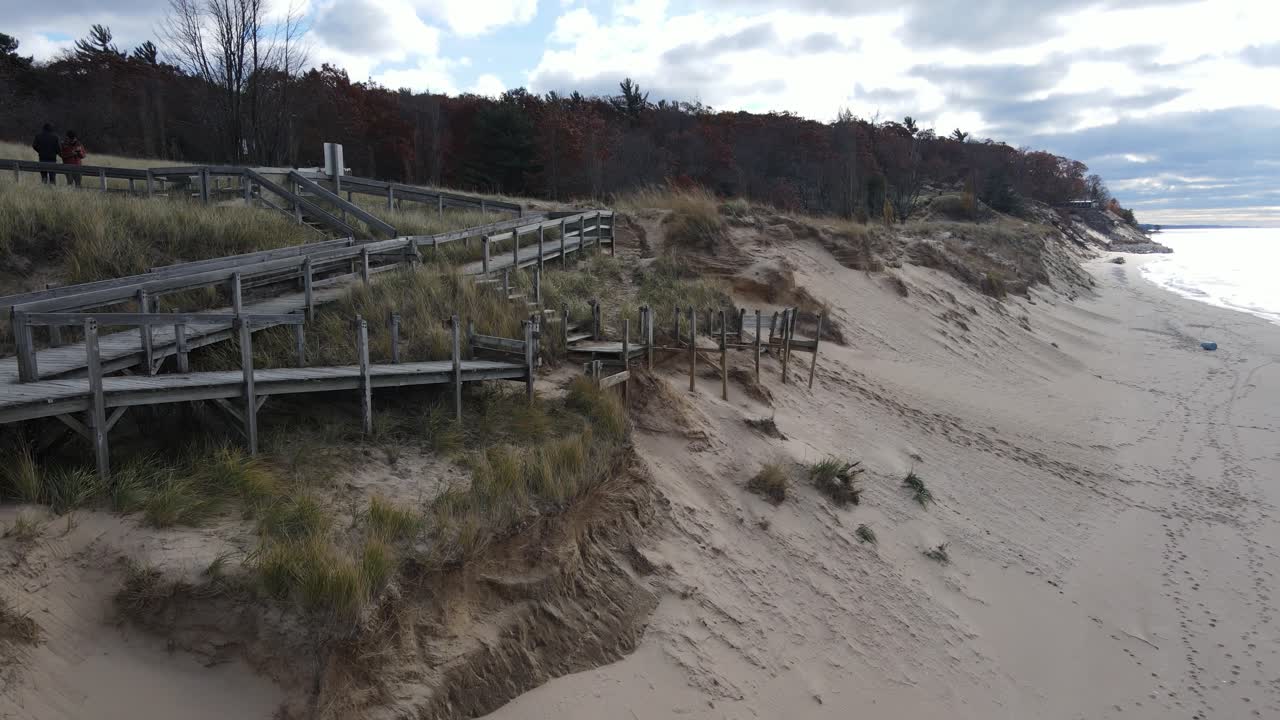 Kruse Park træpromenade under reparation, viser den ødelagte sektion nær vandet.