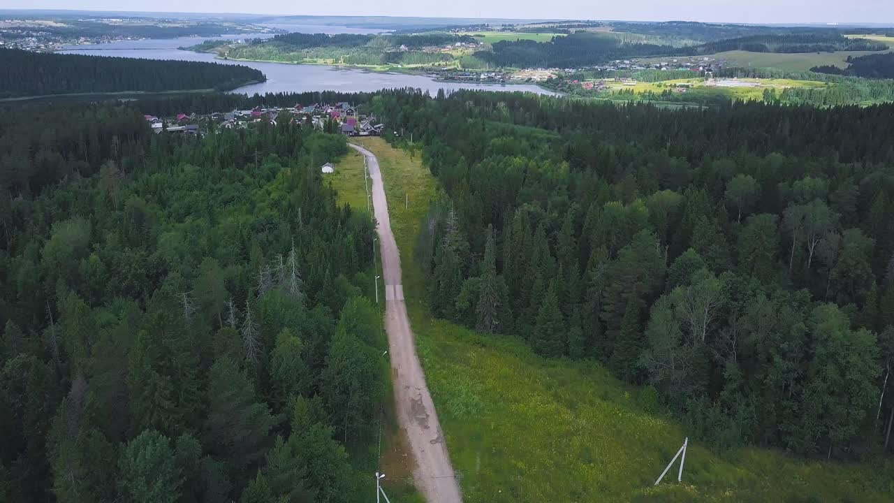 호수 근처 의 숲 에 자리 잡은 마을 의 공중 사진