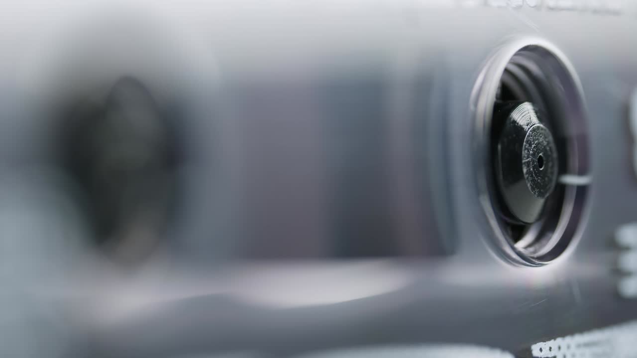 빈티지 오디오 카세트 클로즈업, 리윈딩 메커니즘, 휴대용 오디오 플레이어