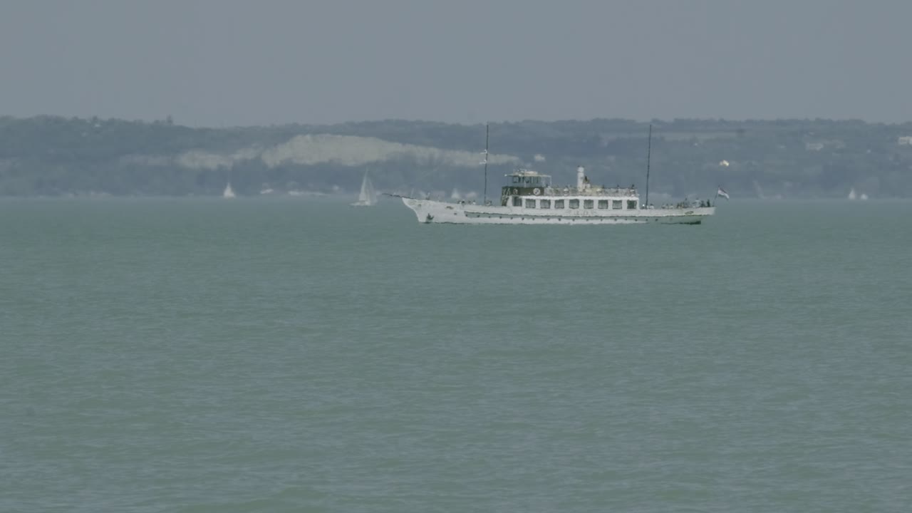 발라톤 호수 한가운데를 가로지르는 관광 보트