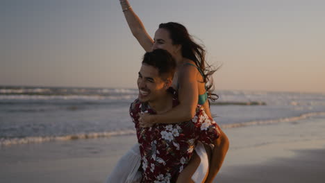 Pareja-Feliz-En-La-Playa