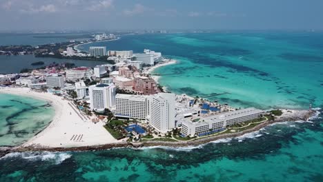 Costa-De-Cancún-Con-Complejos-Turísticos,-Océano-Azul-Claro-Y-Playas-De-Arena-Blanca,-Día-Soleado,-Vista-Aérea