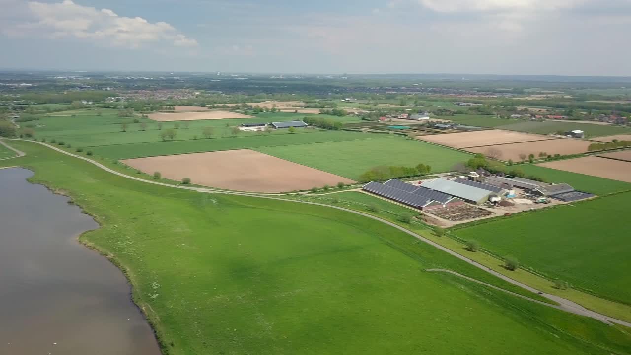 Vista aerea con drone del bellissimo paesaggio rurale vicino al grande fiume nei Paesi Bassi