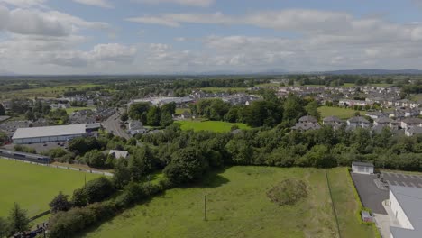 Antena-Panorámica-Lenta-De-Claremorris-Con-El-Campo-De-Fútbol.