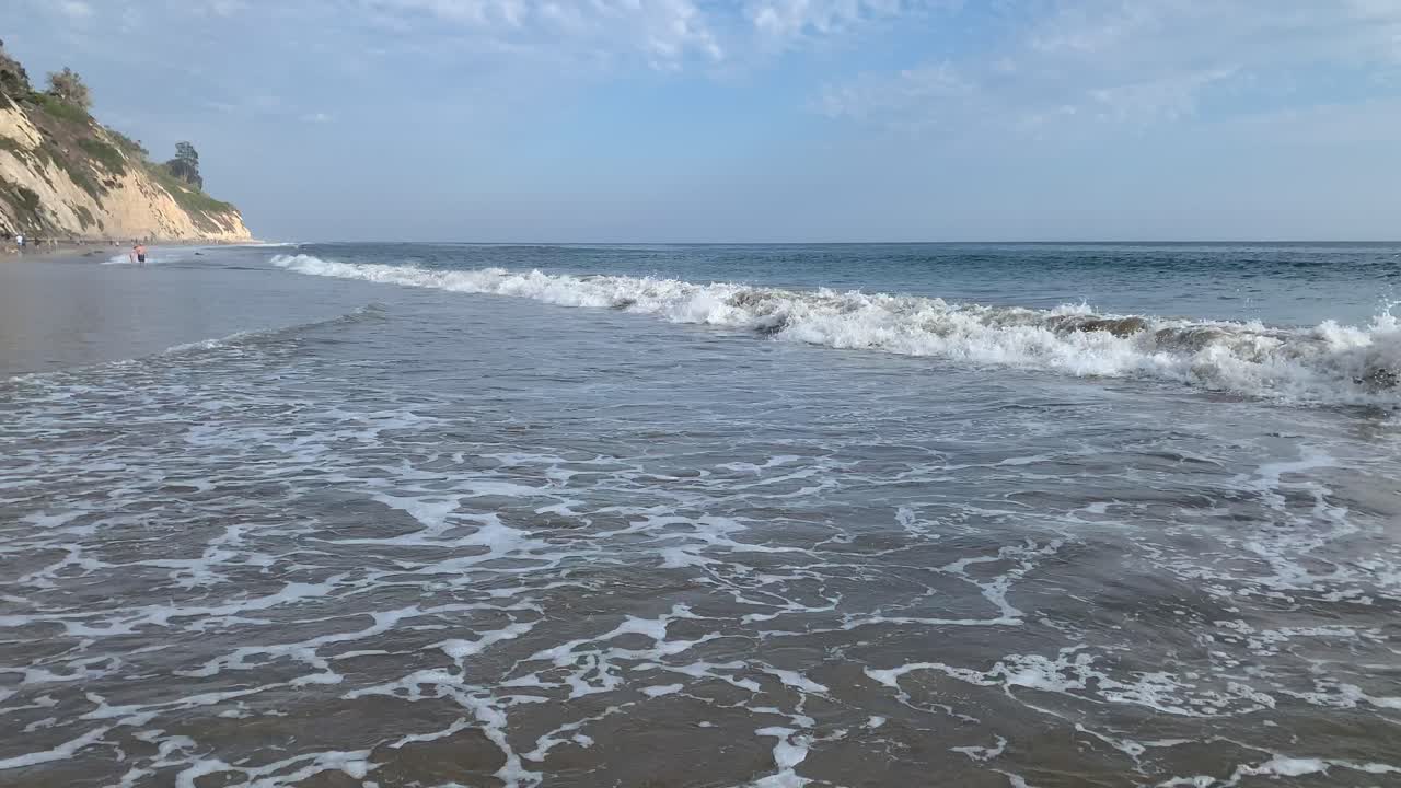 Onde che si infrangono sulla riva in spiaggia