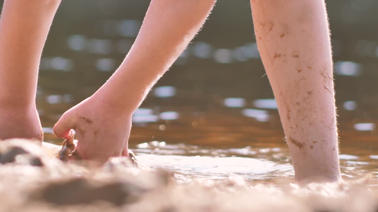 아이는 젖은 모래를 가지고 놀고 있었다