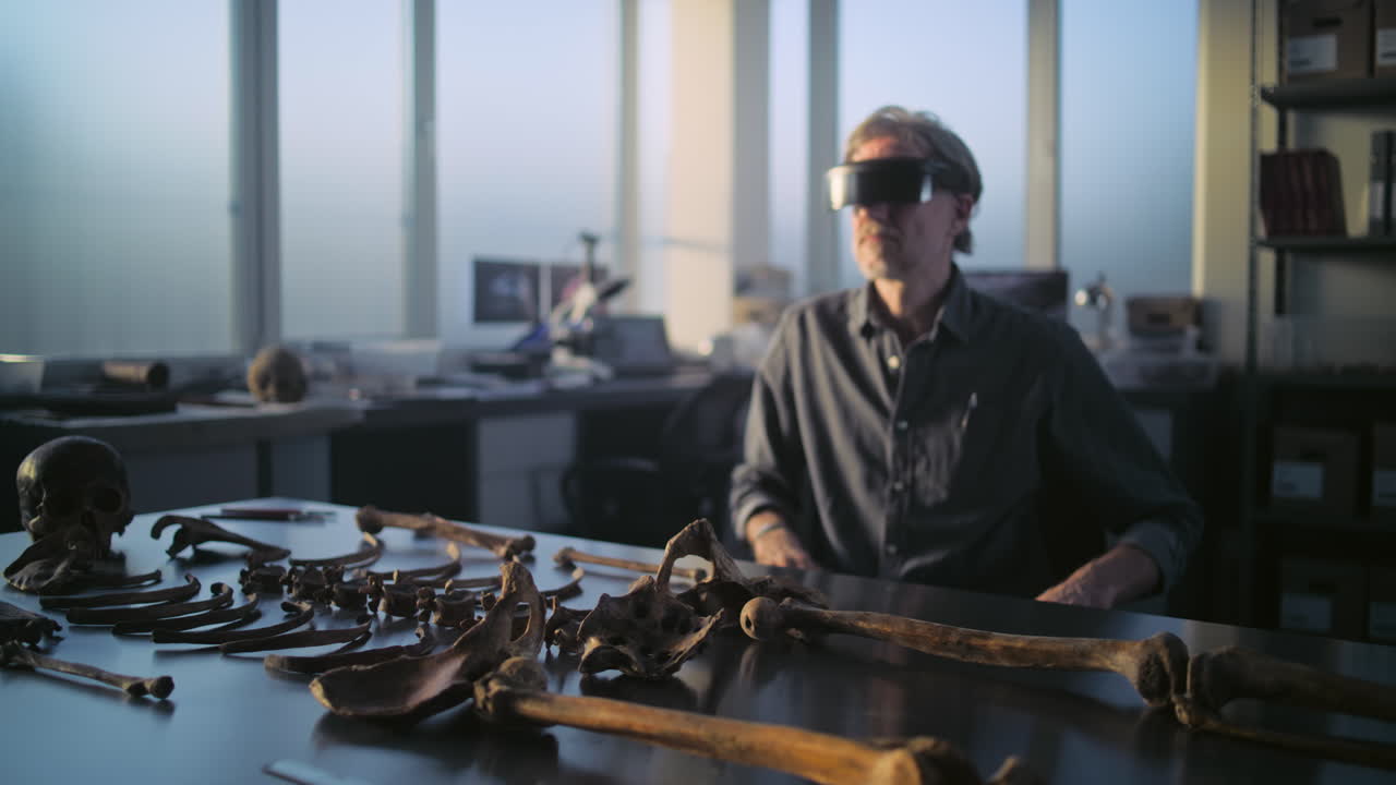 científico que usa la realidad virtual para examinar un esqueleto en un laboratorio