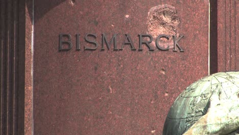 Cerca-De-La-Inscripción-En-Bismarck-Memorial,-Bismarck-Nationaldenkmal,-Berlín,-Alemania