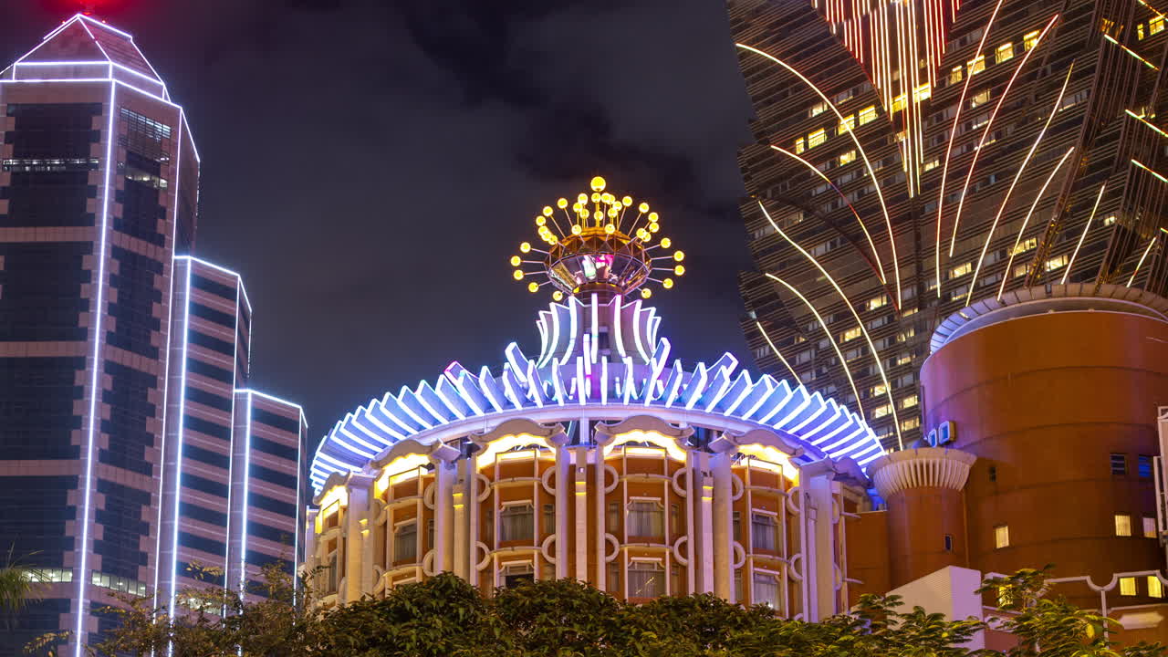 Hotel Grand Lisboa e Paisagem Urbana de Macau Iluminados à Noite.