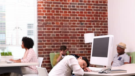 Mujer-De-Negocios-Casual-Durmiendo-En-Su-Escritorio