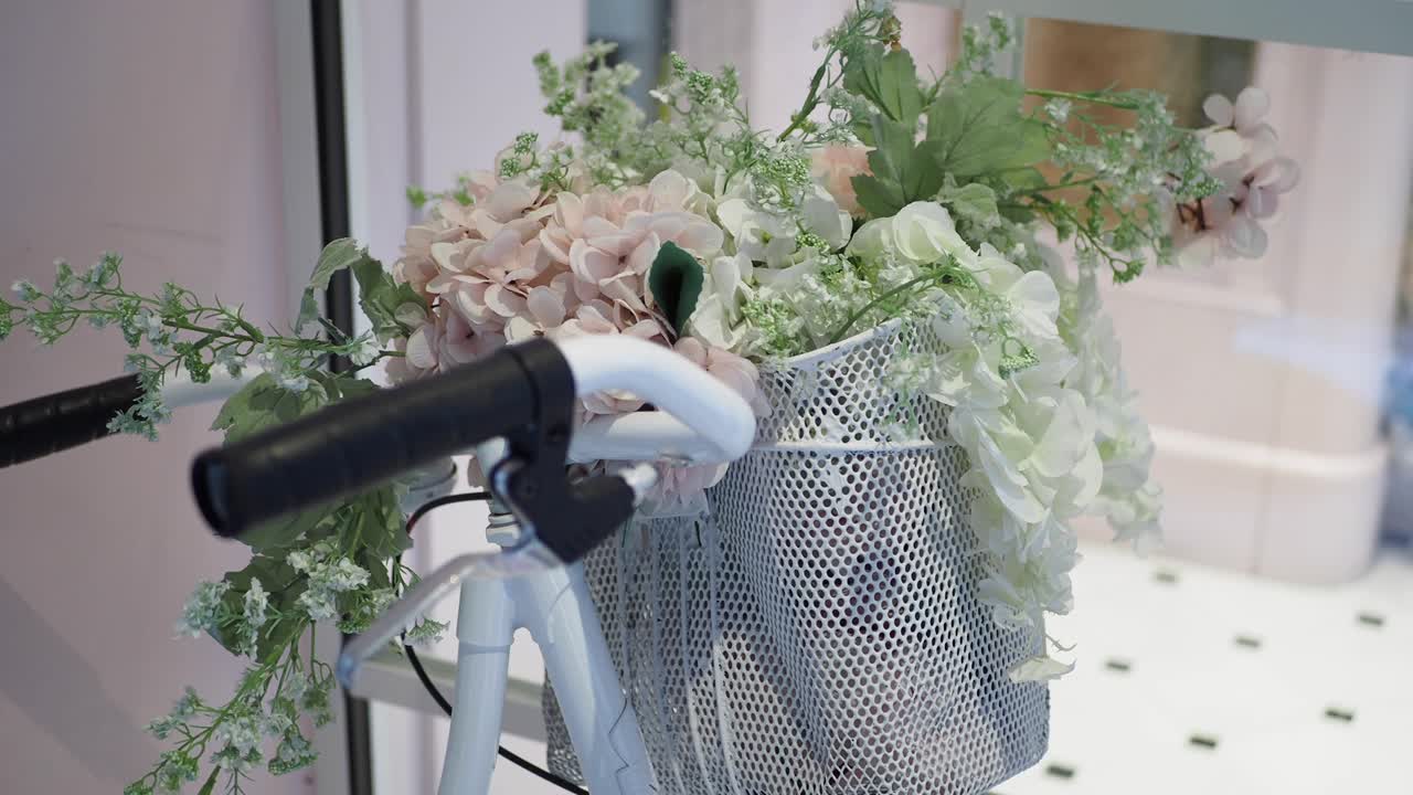 바구니 에 꽃 이 있는 색 자전거