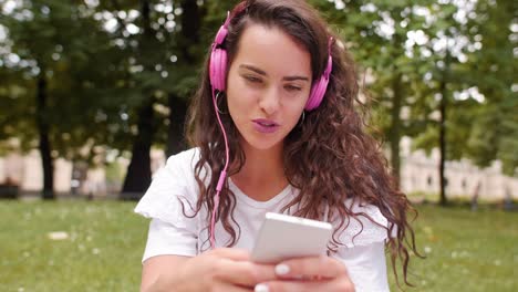 chica usando un teléfono móvil en el parque