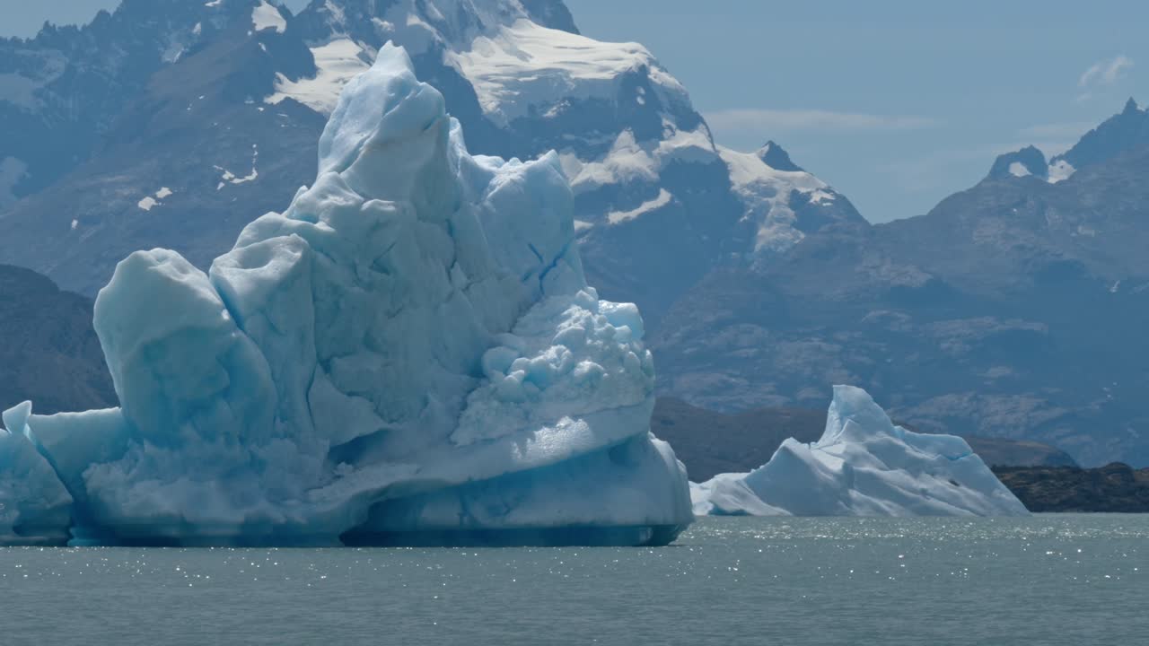 아르헨티나 호수 (lago argentino) 는 아르헨티네 파타고니아에서 가장 크고 남쪽에 있는 호수이다.