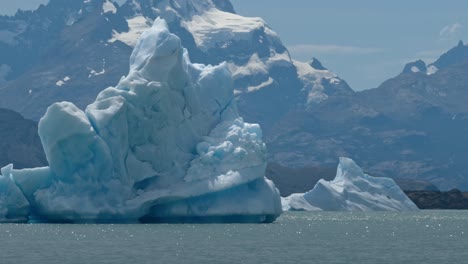 lago argentino es el más grande y meridional de la patagonia argentina.