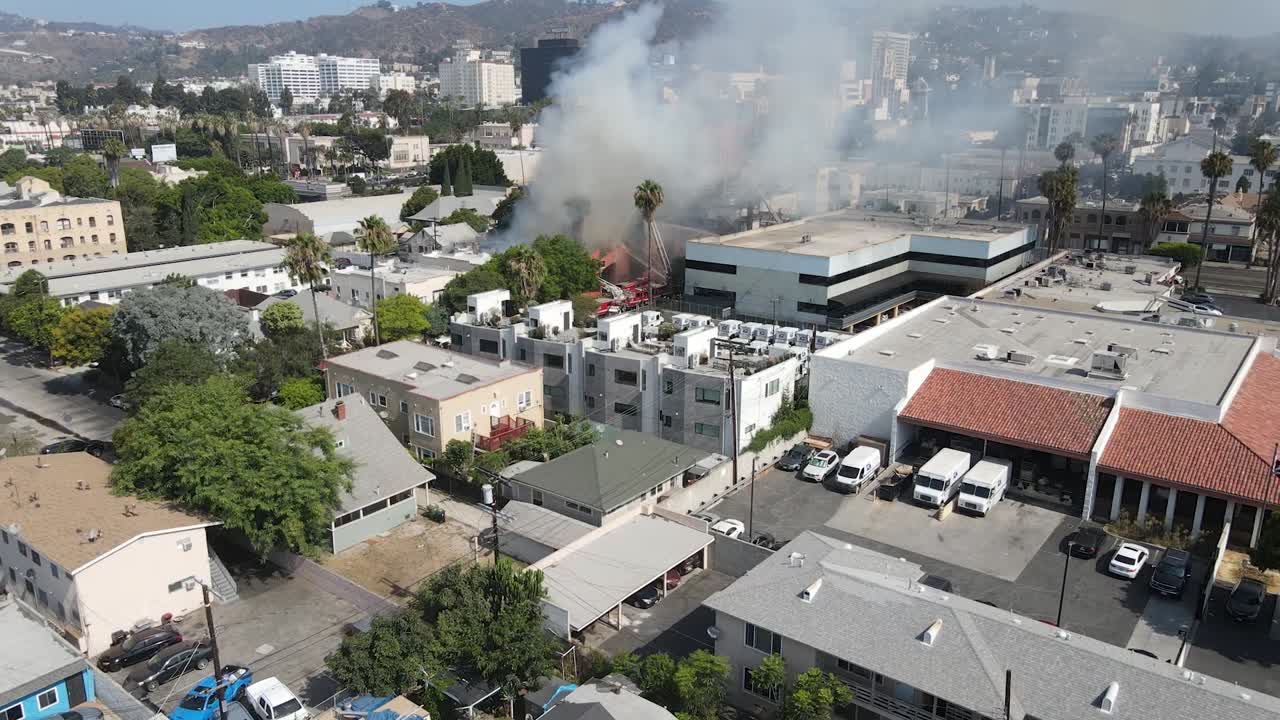 도시에 불이 붙은 구조물