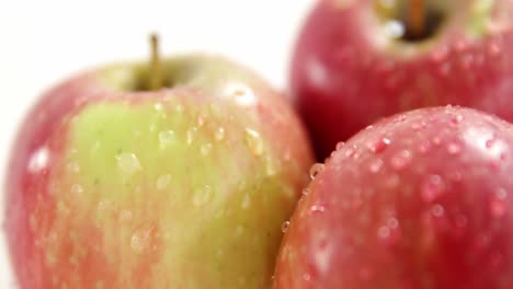 manzanas rojas con gotas de agua