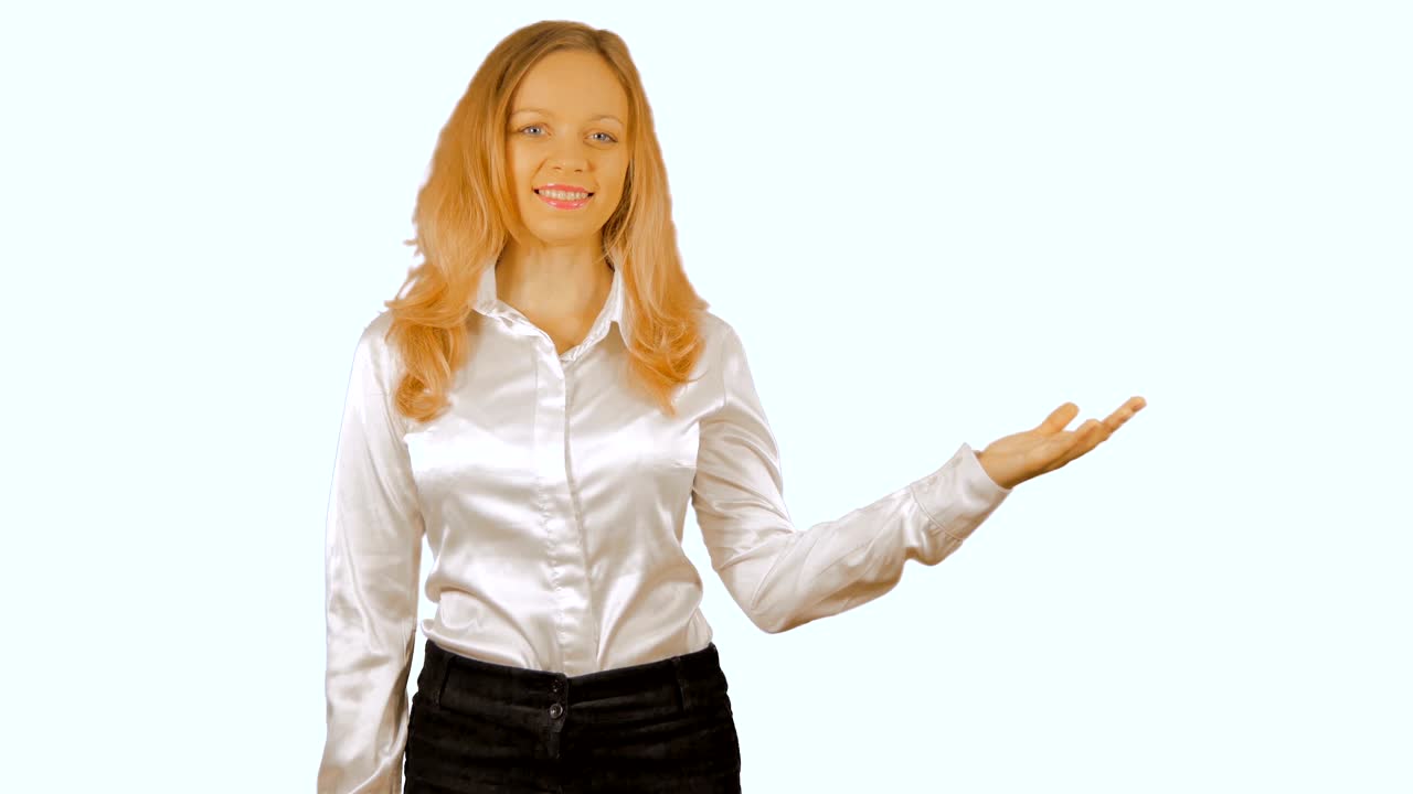 4k. hermosa mujer joven señalando la mano, gesto publicitario. aislado en un fondo blanco. chromakey.