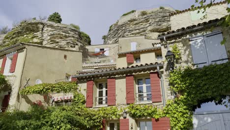 Pequeñas-Casas-Francesas-Con-Pequeñas-Casas-De-Piedra-En-Una-Colina-Con-Plantas-Inclinadas-Con-Ventanas-Y-Contraventanas-Marrones