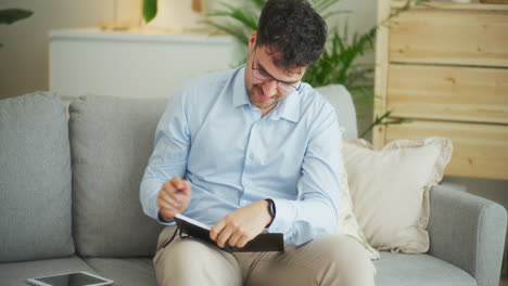 hombre triste escribe estrategias en el cuaderno