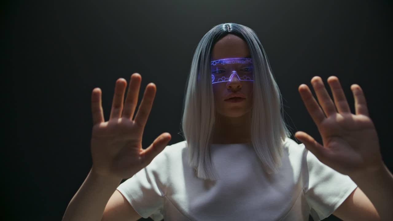 cyber chica juega un juego de simulación en gafas vr de primer plano. tocar al jugador futurista