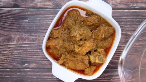 preparando un plato de curry de cordero