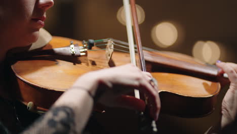 Violinista-Está-Tocando-El-Violín-En-La-Escuela-De-Música-Primer-Plano-Del-Violín-En-Manos-De-Una-Mujer