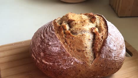 pan de masa fermentada recién horneado en la rotación del plato de horneado