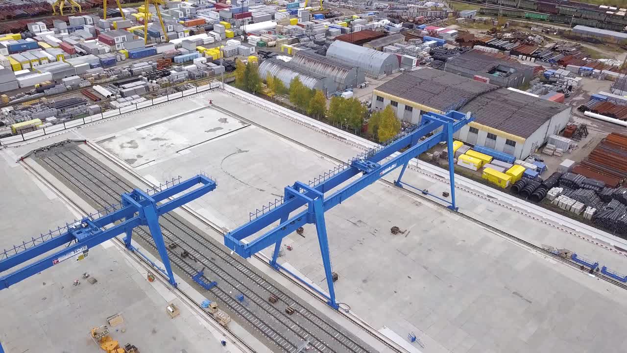 크레인과 철도 트랙이 있는 산업 구역