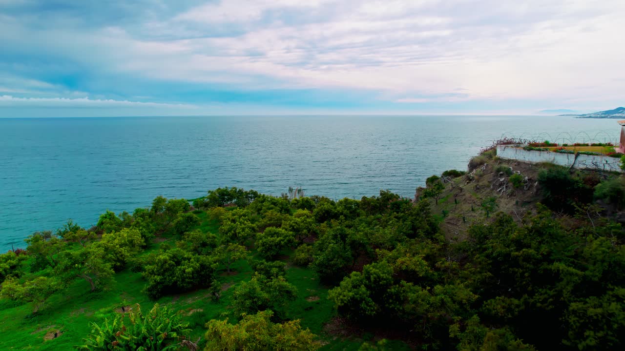 vista panorámica aérea de la costa de nerja, al sur de españa, en un día nublado