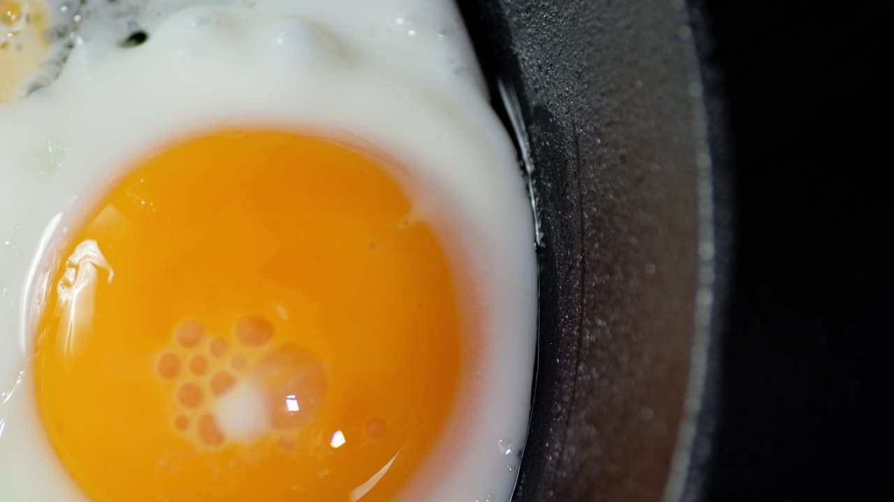 달은 김 비에 겨 서서히 회전합니다.