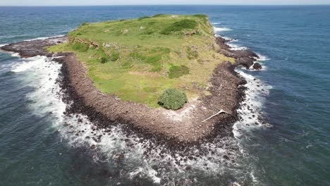 las olas salpicando en la isla de cook en nueva gales del sur, australia - disparo de avión no tripulado