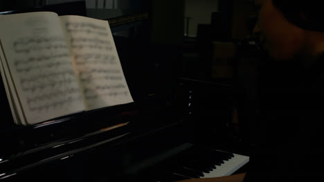 mujer tocando el piano