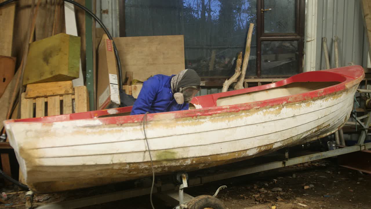 Man jumps out of fiberglass boat after sanding hull