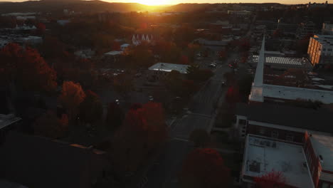 Vista-Del-Atardecer-De-La-Iglesia-Con-Campanario-Blanco-Y-Follaje-Otoñal-En-Fayetteville,-Arkansas,-EE.UU.