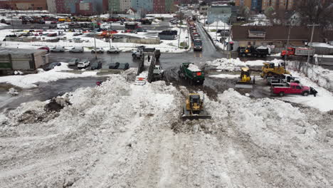 Arando-Camiones-Limpiando-Las-Carreteras-De-La-Ciudad-De-Buffalo,-Nueva-York,-Después-De-Una-Tormenta-De-Nieve-Mortal