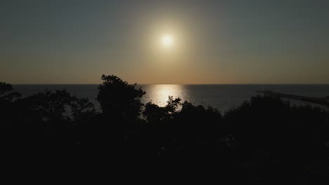 es soleado en mobile bay, alabama.